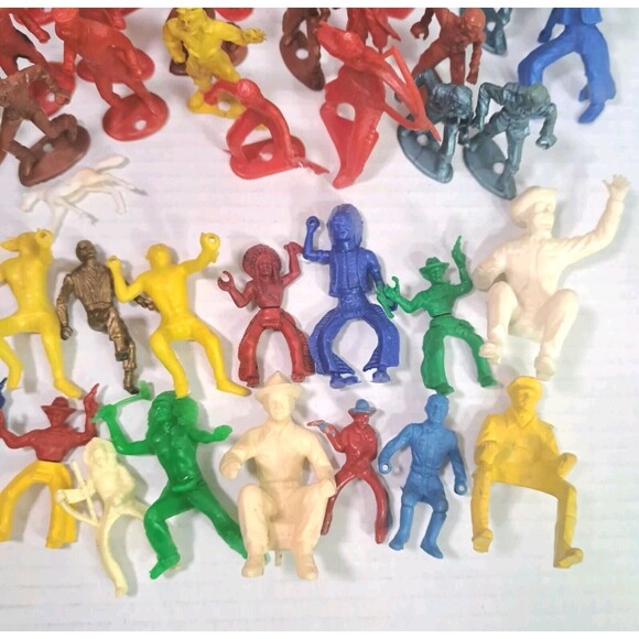 Lot of 49 Vtg Marx Plastic Toy Cowboys Indians Horses Pirates Farmers Ring Hand - Picture 3 of 10